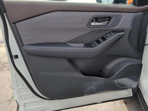 Pearl White Tricoat 2023 Nissan Rogue SV