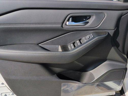 Everest White Pearl Tricoat 2026 Nissan Rogue Dark Armor