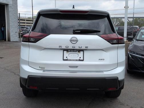 Everest White Pearl Tricoat 2026 Nissan Rogue SV