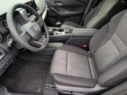 Everest White Pearl Tricoat 2026 Nissan Rogue SV