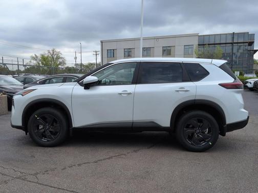 Everest White Pearl Tricoat 2026 Nissan Rogue SV