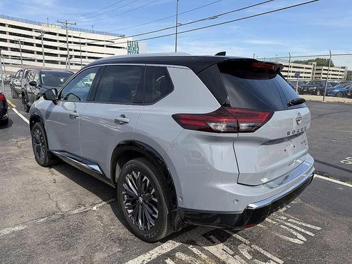 Boulder Gray Pearl/Super Black 2024 Nissan Rogue Platinum