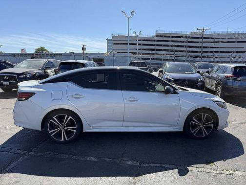 Aspen White Tricoat/Super Black 2023 Nissan Sentra SR