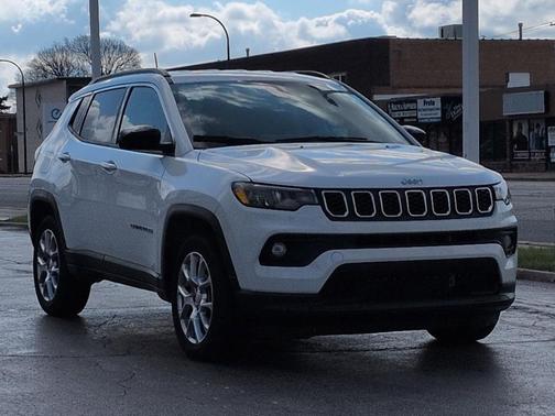 Bright White Clearcoat 2024 Jeep Compass Latitude Lux