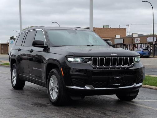 Diamond Black Crystal Pearlcoat 2023 Jeep Grand Cherokee L Laredo