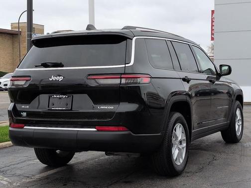 Diamond Black Crystal Pearlcoat 2023 Jeep Grand Cherokee L Laredo