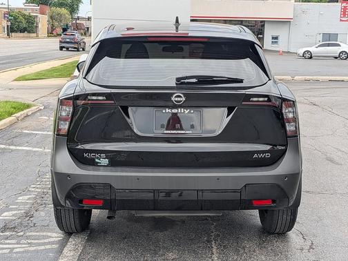 Super Black 2025 Nissan Kicks S