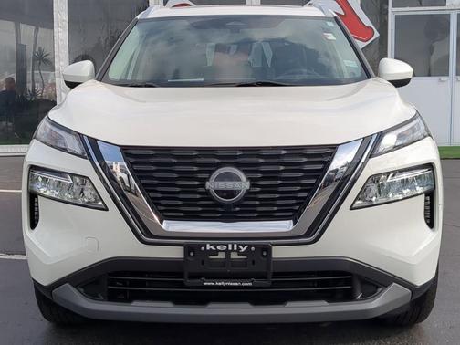 Pearl White Tricoat 2023 Nissan Rogue SV