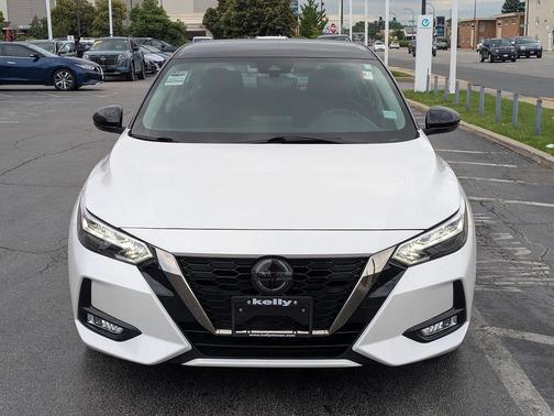 Aspen White Tricoat/Super Black 2022 Nissan Sentra SR