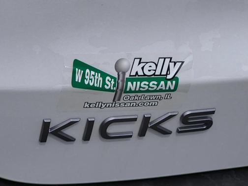 Aspen White Tricoat/Super Black 2026 Nissan Kicks SV