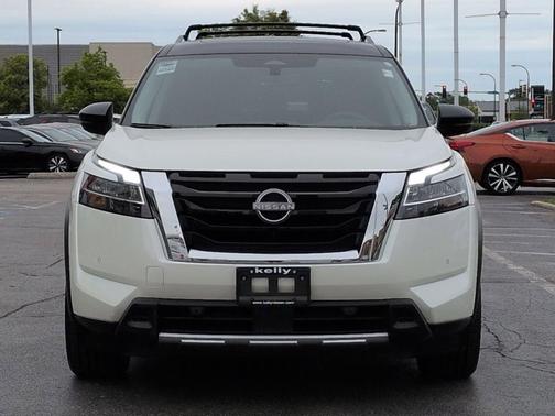 Pearl White Tricoat/Super Black 2024 Nissan Pathfinder SL FWD