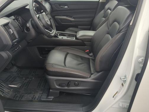 Pearl White Tricoat/Super Black 2024 Nissan Pathfinder SL FWD