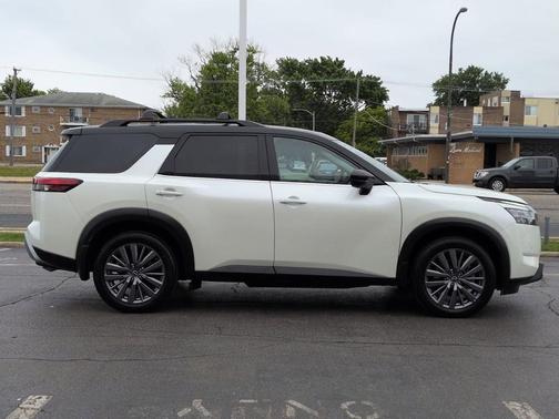 Pearl White Tricoat/Super Black 2024 Nissan Pathfinder SL FWD