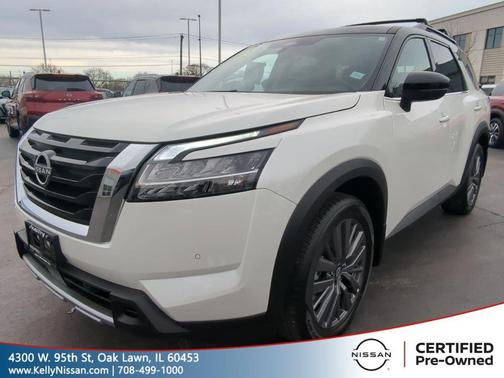 Pearl White Tricoat/Super Black 2024 Nissan Pathfinder SL FWD