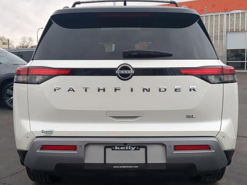 Pearl White Tricoat/Super Black 2024 Nissan Pathfinder SL FWD