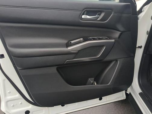 Pearl White Tricoat/Super Black 2024 Nissan Pathfinder SL FWD