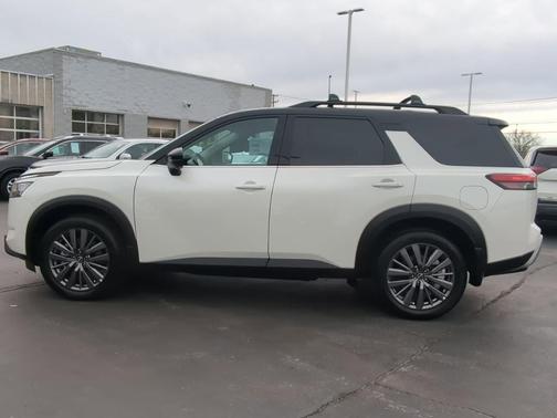 Pearl White Tricoat/Super Black 2024 Nissan Pathfinder SL FWD