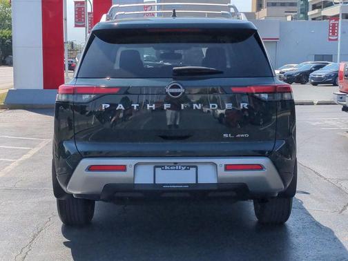 2022 Nissan Pathfinder SL 4WD