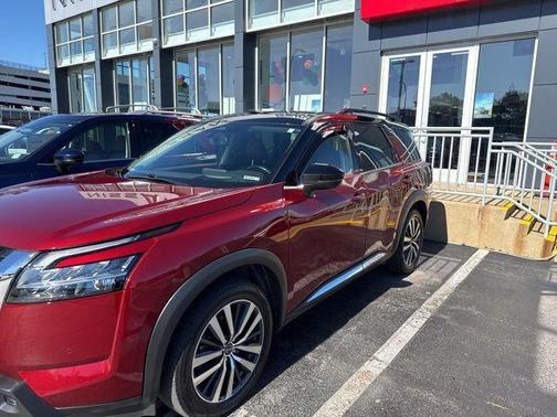 2022 Nissan Pathfinder Platinum 2WD