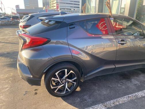 2022 Toyota C-HR XLE