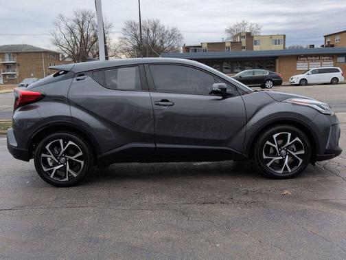 2022 Toyota C-HR XLE