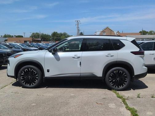 Everest White Pearl Tricoat 2026 Nissan Rogue Dark Armor