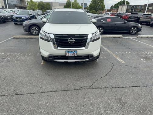 Pearl White Tricoat 2024 Nissan Pathfinder SL FWD