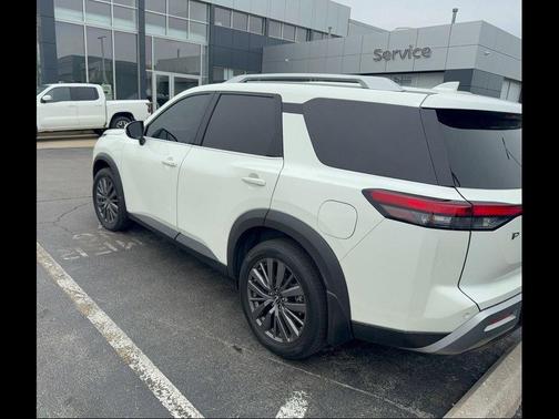 Pearl White Tricoat 2024 Nissan Pathfinder SL FWD