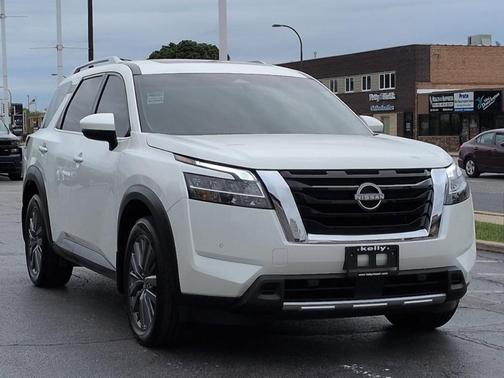 Pearl White Tricoat 2024 Nissan Pathfinder SL FWD