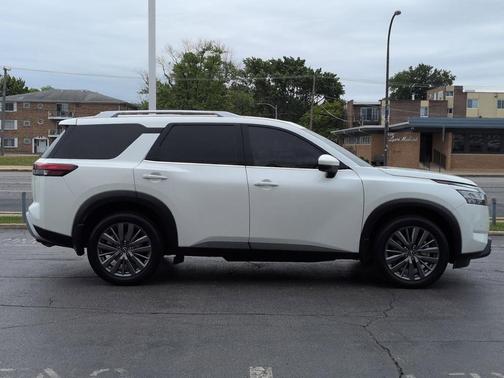 Pearl White Tricoat 2024 Nissan Pathfinder SL FWD