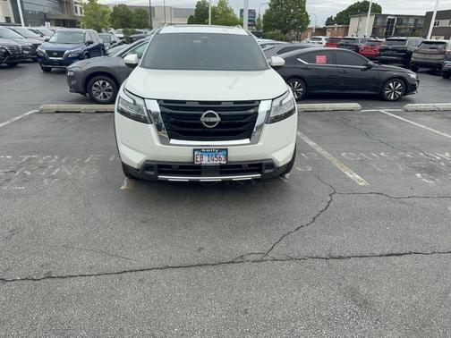Pearl White Tricoat 2024 Nissan Pathfinder SL FWD