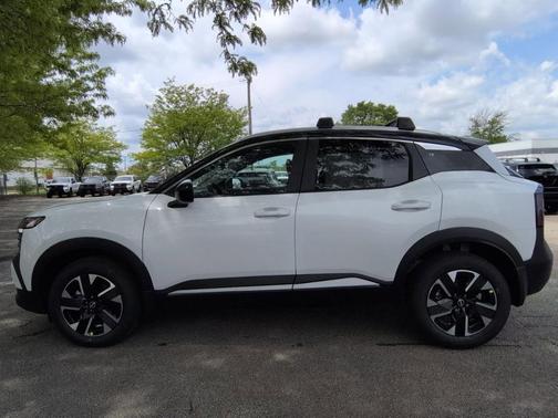 Aspen White Tricoat/Super Black 2026 Nissan Kicks SV