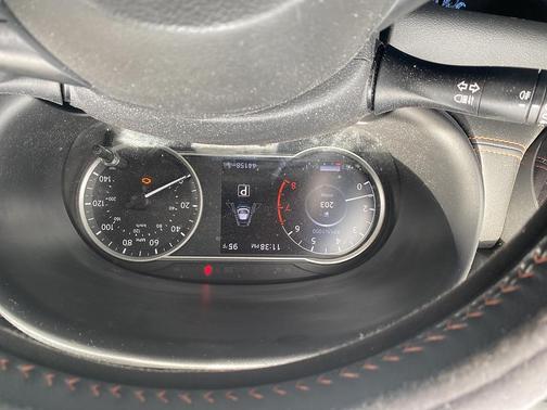 Cayenne Red/Super Black 2020 Nissan Kicks SR