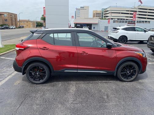 Cayenne Red/Super Black 2020 Nissan Kicks SR