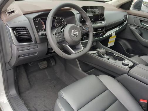 Pearl White Tricoat/Super Black 2023 Nissan Rogue SL