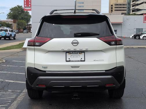 Pearl White Tricoat/Super Black 2023 Nissan Rogue SL