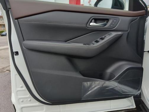 Pearl White Tricoat/Super Black 2023 Nissan Rogue SL