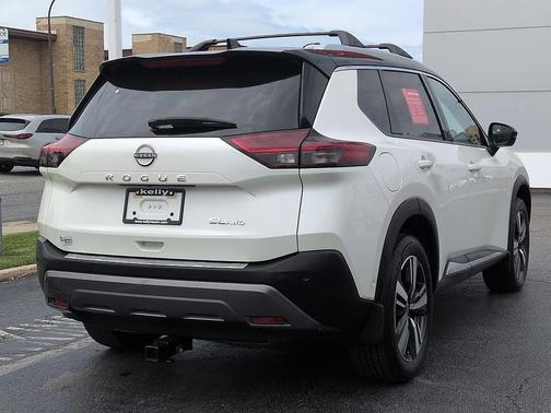 Pearl White Tricoat/Super Black 2023 Nissan Rogue SL