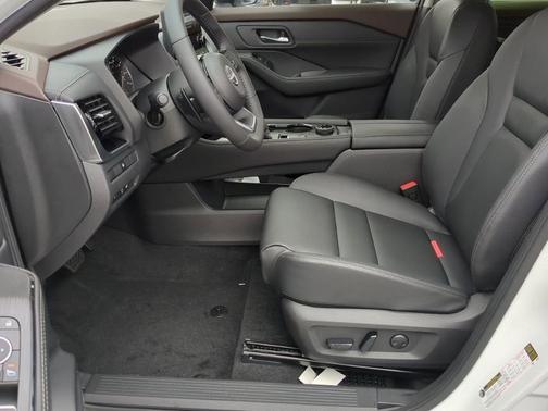 Pearl White Tricoat/Super Black 2023 Nissan Rogue SL
