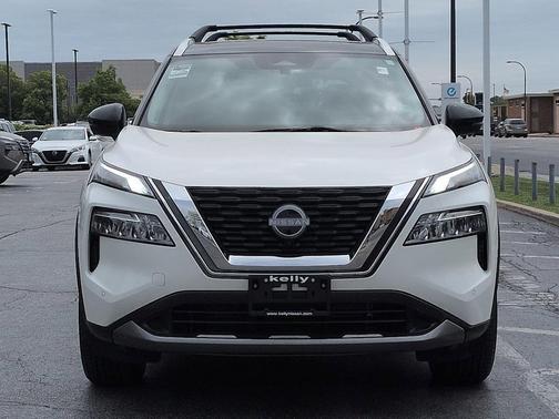 Pearl White Tricoat/Super Black 2023 Nissan Rogue SL