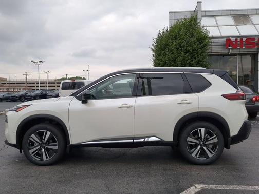 Pearl White Tricoat/Super Black 2023 Nissan Rogue SL