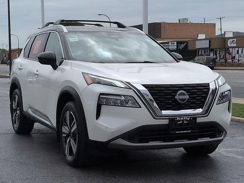 Pearl White Tricoat/Super Black 2023 Nissan Rogue SL