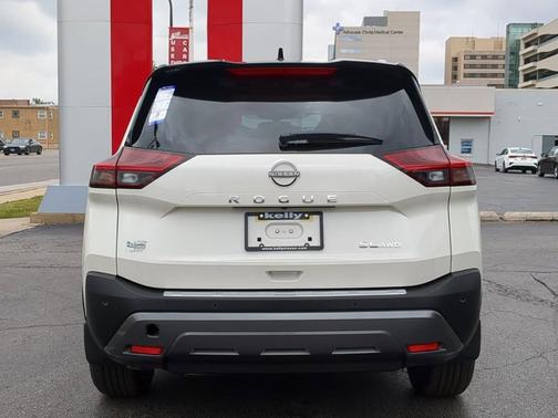 Pearl White Tricoat/Super Black 2023 Nissan Rogue SL