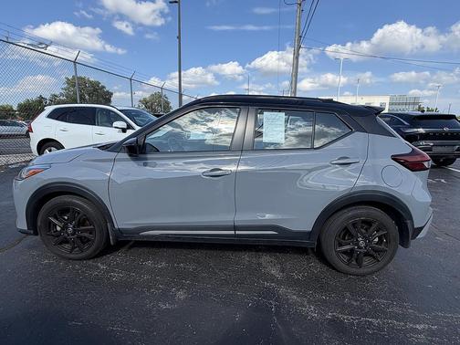 Boulder Gray Pearl/Super Black 2021 Nissan Kicks SR