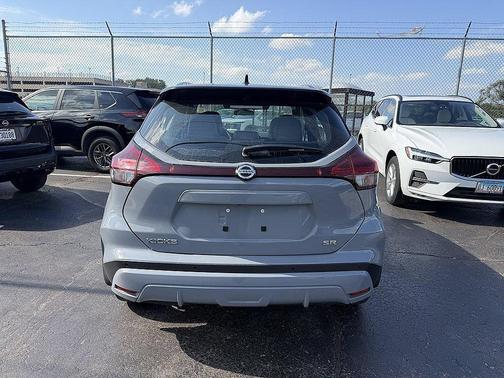Boulder Gray Pearl/Super Black 2021 Nissan Kicks SR