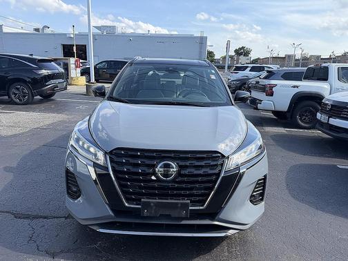 Boulder Gray Pearl/Super Black 2021 Nissan Kicks SR