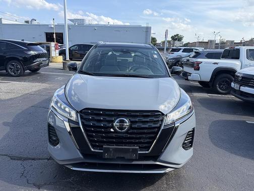 Boulder Gray Pearl/Super Black 2021 Nissan Kicks SR