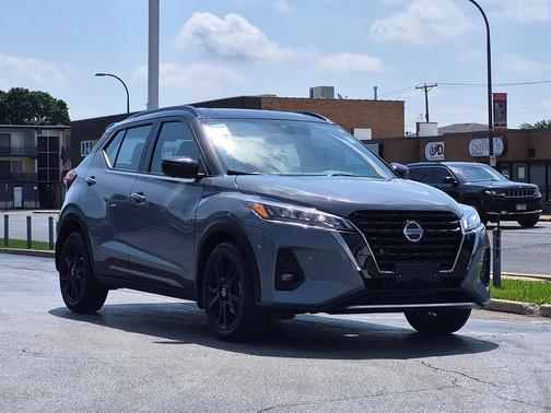 Boulder Gray Pearl/Super Black 2021 Nissan Kicks SR