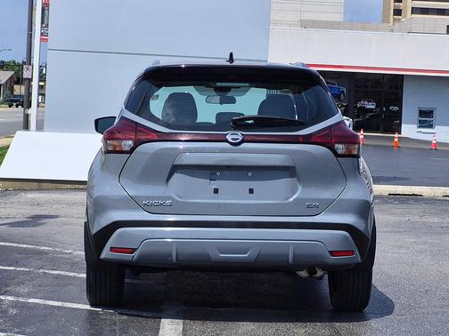 Boulder Gray Pearl/Super Black 2021 Nissan Kicks SR