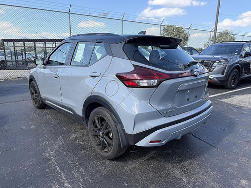 Boulder Gray Pearl/Super Black 2021 Nissan Kicks SR